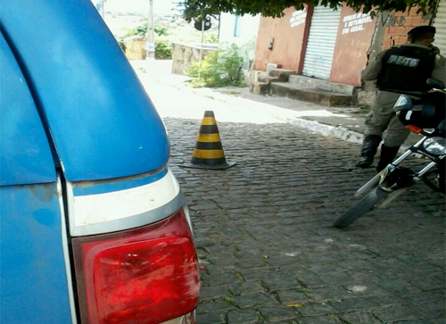 Mulher recebe ordem de prisão após desacatar policiais no Bairro do Mercado