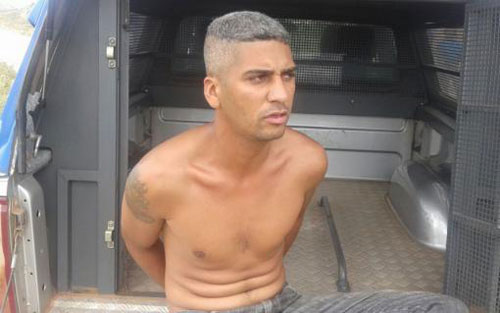 Detento rende carcereiro e foge da delegacia