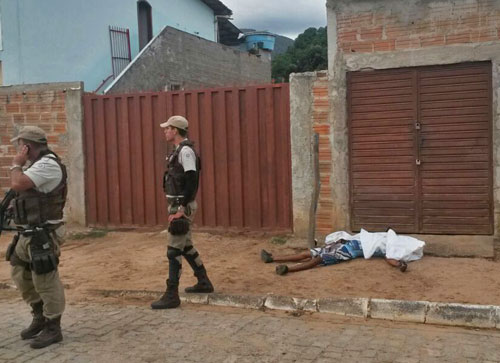 Homem é executado na porta da casa dos pais em Livramento