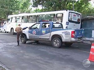 Viatura da PM bate em ônibus e sargento fica ferido
