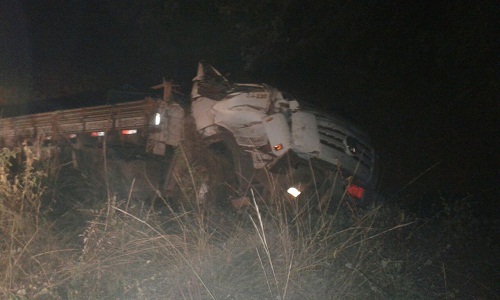 Caminhão capota na BR-030 entre Brumado e Caetité