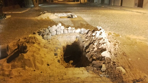 Moradores reclamam de buraco sem sinalização no Bairro das Flores