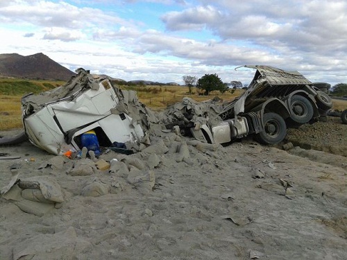 Carreta carregada de cimento tomba próximo à Guanambi