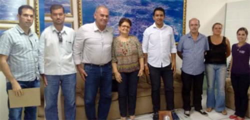 CDL entrega abaixo – assinado ao prefeito requerendo solução de estacionamento no centro de Brumado