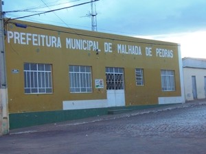 Servidores protestam contra atraso de salário; Prefeitura afirma que pagará até dia 30