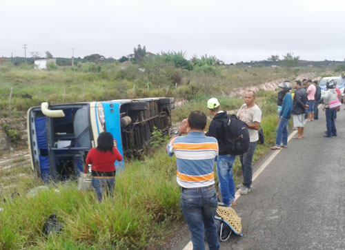Ônibus da Novo Horizonte tomba na BA – 142, próximo a Barra da Estiva