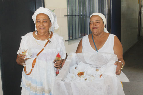 Baiana faz entrega de acarajé aos presos de Brumado