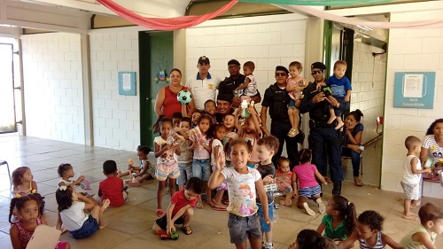 Guarda Municipal de Brumado realiza entrega de presentes para crianças da creche do Caic