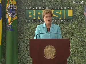'Eu não vou cair. Isso é moleza, é luta política', afirma Dilma a jornal