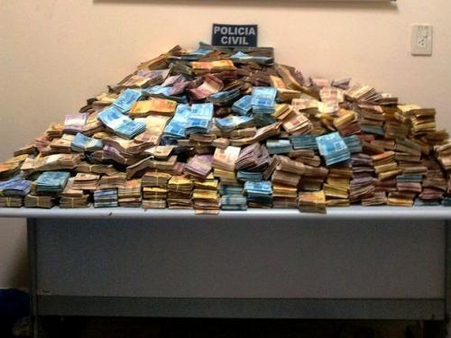 Homem é preso ao tentar esconder R$ 3,2 milhões em caminhonete em MT