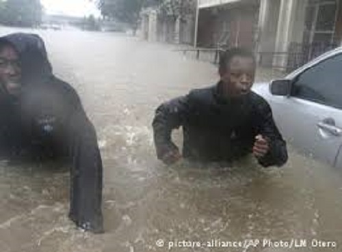 Tempestade Harvey provoca inundações sem precedentes