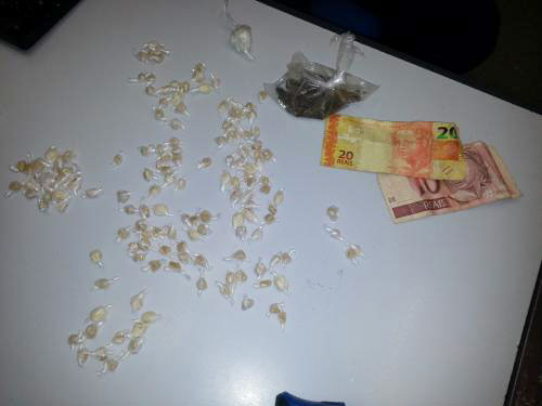 Uma pessoa foi presa e muita droga apreendida pela polícia no Bairro São Jorge em Brumado