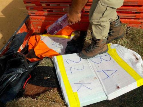 Caminhão é apreendido com duas toneladas de Maconha na Ba – 026, entre Maracás e Contendas