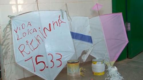 Jovens são flagrados empinando pipa com drogas próximo à delegacia em Barreiras