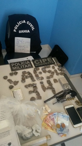 34ª CIPM e CIPE-Sudoeste em operação conjunta apreende drogas e armas em Tanhaçu 