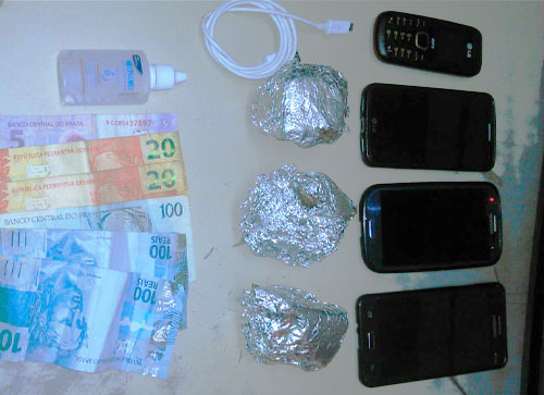 Polícia apreende drogas durante blitz na Praça Gercino Coelho em Guanambi