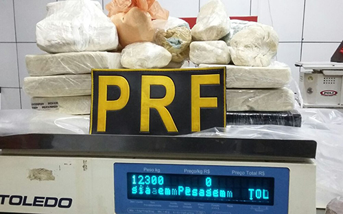 PRF aprende grande quantidade de drogas em bagageiro de ônibus na BR - 101