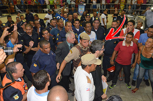 Vaias, protestos e intervenção da polícia marcaram a sessão do Legislativo de Brumado, em votação de projetos do prefeito