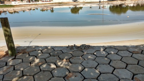 Morte de peixes, devido à seca, na Lagoa de Aracatu provoca mau cheiro; trabalhadores no local precisam usar máscaras