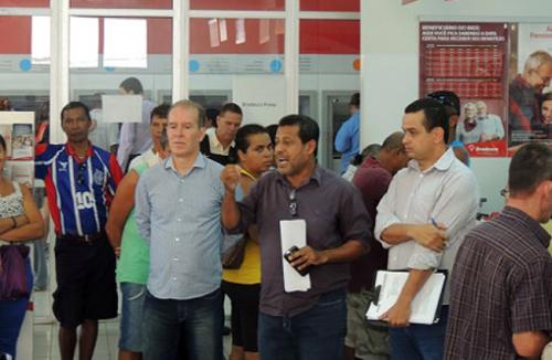 Presidente de sindicato e vereadores visitam bancos para averiguarem se as leis estão sendo cumpridas