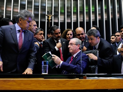 Congresso entra em recesso e deixa análise de impeachment para fevereiro