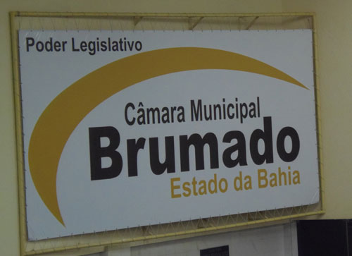 Projetos são retirados de pauta por ausência de vereadores na sessão do legislativo brumadense