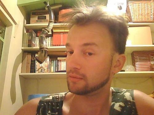 Homem usa outdoor para encontrar