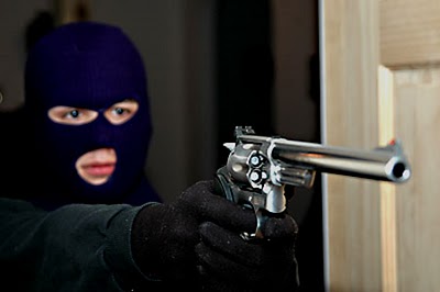 Armados e encapuzados bandidos agridem e assaltam lavrador em Barra da Estiva