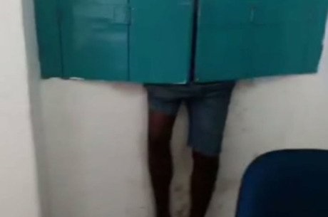 Homem é flagrado entalado ao tentar invadir imóvel para roubar
