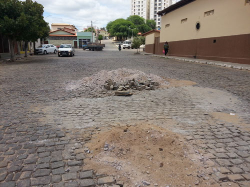 Ruas são parcialmente obstruídas por materiais deixados por empreiteira da prefeitura