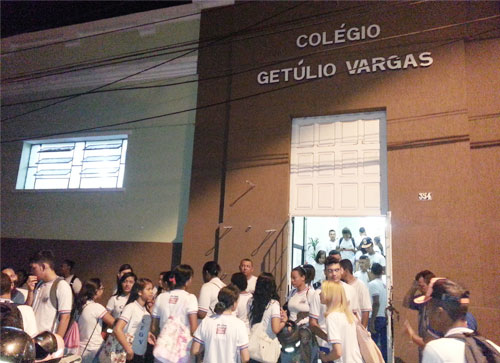 Há mais de cinco meses com salário atrasados, professores do GV param as atividades