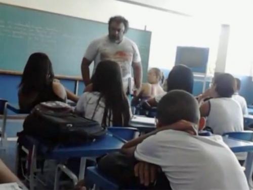 Professor no Brasil perde 20% da aula com bagunça na classe, diz estudo