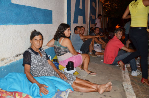 Pais ficam mais de 24 horas em fila para conseguir uma vaga para os filhos nas escolas públicas do município