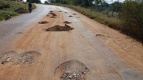 Cansado de esperar pela prefeitura e temendo grave acidente, morador do Bairro Esconso realiza operação ‘tapa buraco’ por conta própria