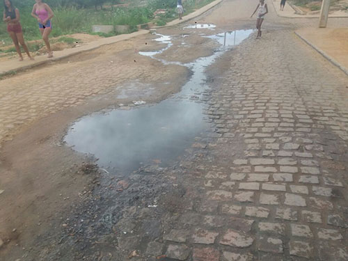 Moradores do Brisas em Brumado sofrem com esgoto a céu aberto e cobram providências da prefeitura