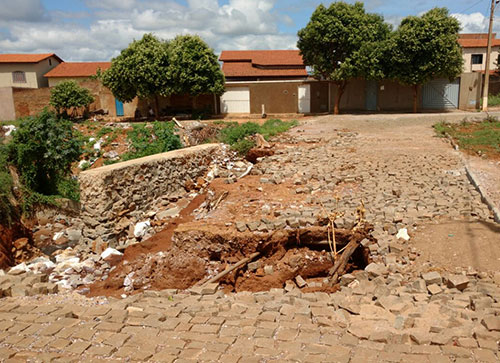 Em Brumado Rua Almerinda de Souza Lobo está interditada e ponte oferece riscos a transeuntes e condutores de veículos