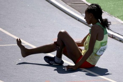 Em lágrimas, etíope termina prova descalça e arranca aplausos