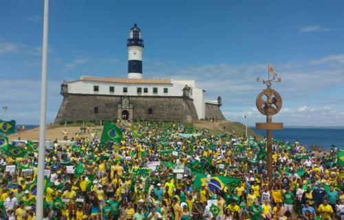 Em manifestação contra governo e PT, baianos protestam em Salvador