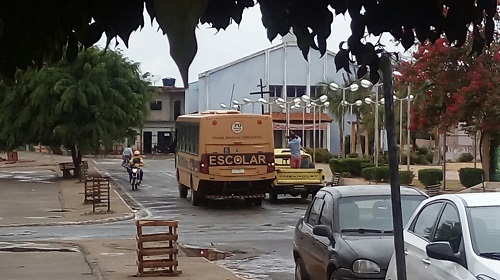 Ônibus escolar da prefeitura de Rio do Antônio é flagrado sendo abastecido irregularmente