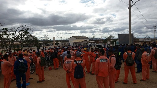 Tanhaçu: Operários da Ferrovia de Integração Oeste Leste (Fiol) fazem assembleia em canteiro de obras