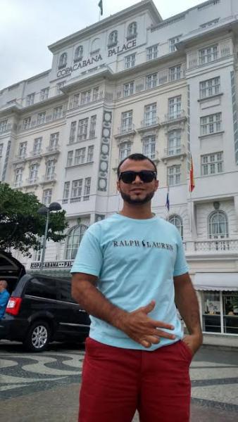 Cantor brumadense se emociona ao ter encontro com vocalista do A-ha no Copacabana Palace na manhã desta quarta-feira (30)