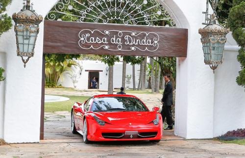 PF apreende Ferrari, Porsche e Lamborghini na casa de Collor