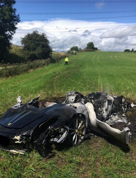 Motorista britânico destrói Ferrari uma hora depois de comprá-la