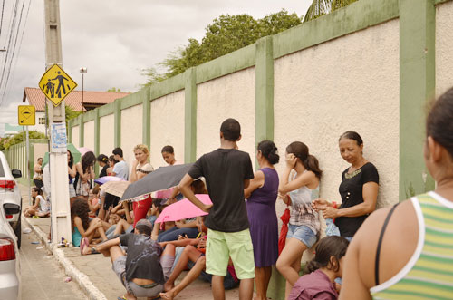 Pais e alunos acampam para garantir vagas nas redes de ensino do Estado em Brumado