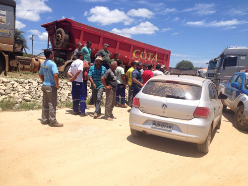Caminhoneiros fazem paralização em protesto as péssimas condições de trabalho na Fiol