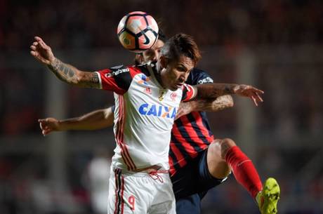 Flamengo leva virada no último minuto e está eliminado da Libertadores