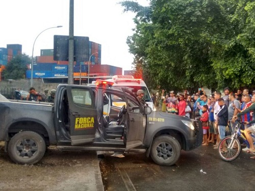 Agentes da força nacional são recebidos a tiros em comunidade, um dos militares está em estado grave