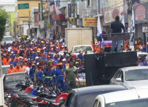 Temor de demissão em massa leva centenas de trabalhadores às ruas de Brumado