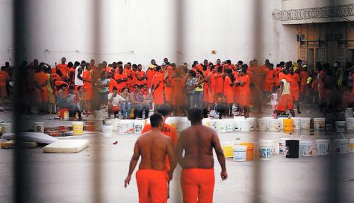 Polícia retoma negociações para liberar reféns em presídio de Feira de Santana