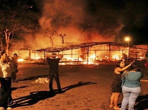 Após queima de fogos, barraca é incendiada durante procissão